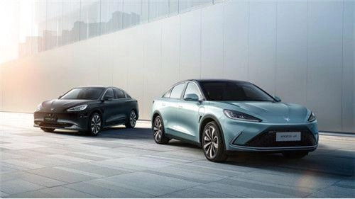  ARCFOX ΑT حصلت جائزة الصانع الممتاز في قمة قاعدة الصين 