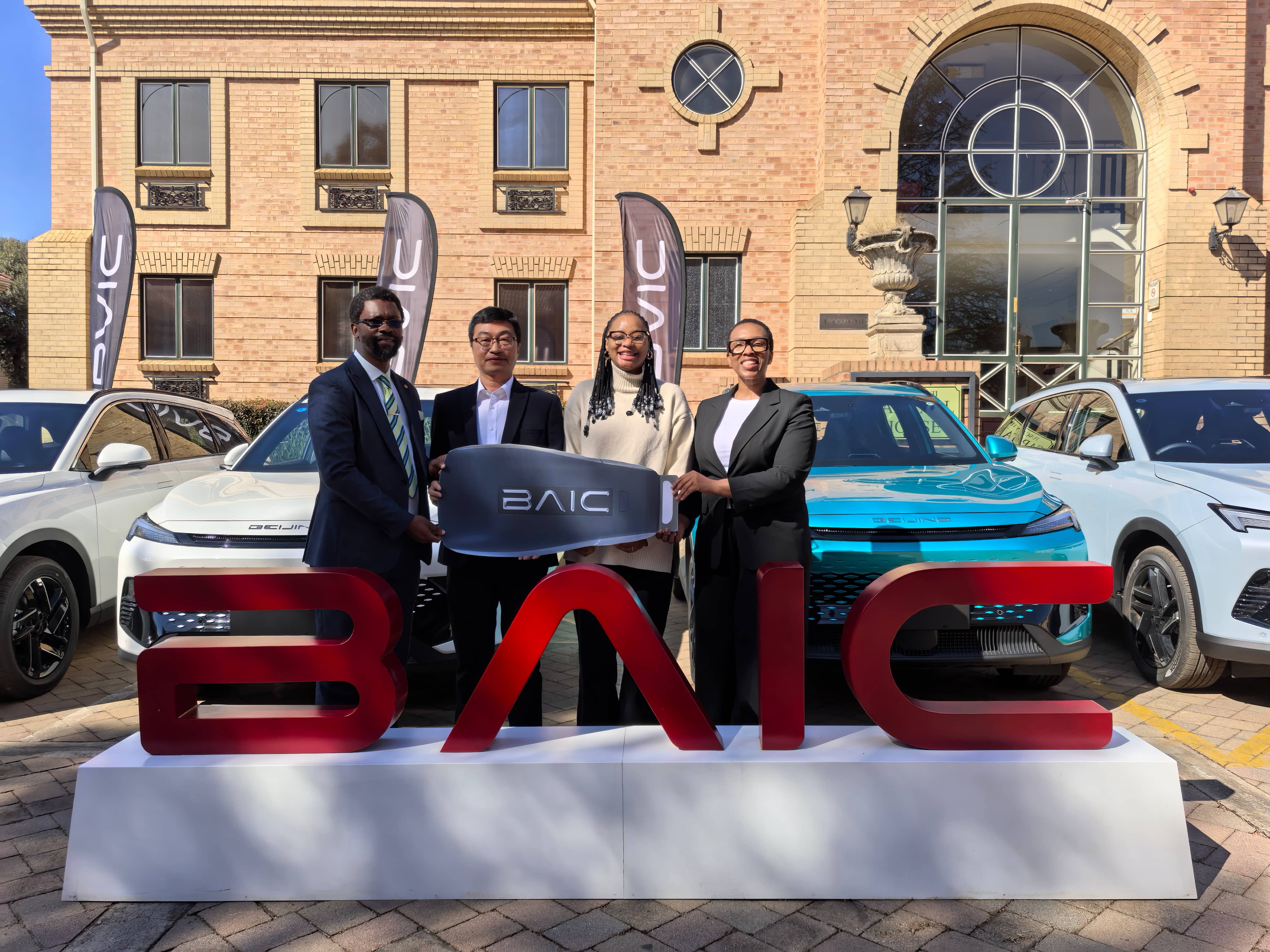 El 17 de junio (hora local), BAIC Sudáfrica celebró una ceremonia de entrega de vehículos en su oficina de Johannesburgo, entregando oficialmente los vehículos X55 PLUS a la Agencia Nacional de Desarrollo Juvenil de Sudáfrica (NYDA) para que sirvan como vehículos de servicio oficiales para la próxima "Cumbre Juvenil Y20".